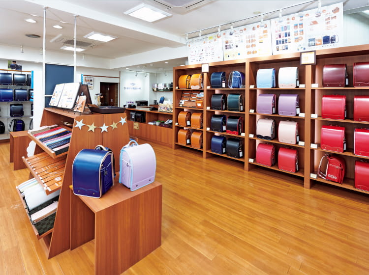 色とりどりのランドセルがお店の棚に陳列されています