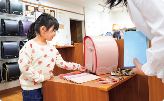 多彩なバリエーションのランドセルのイメージ写真