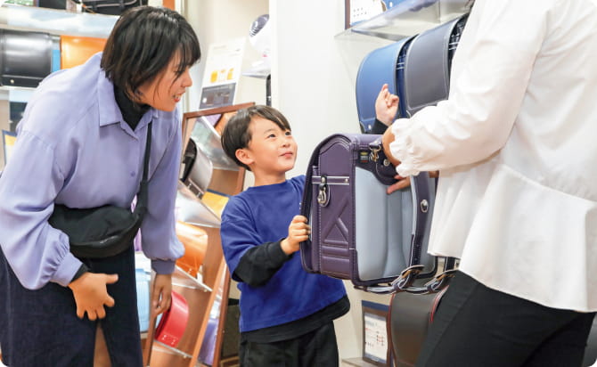 店舗アドバイザーがサポートする様子の写真