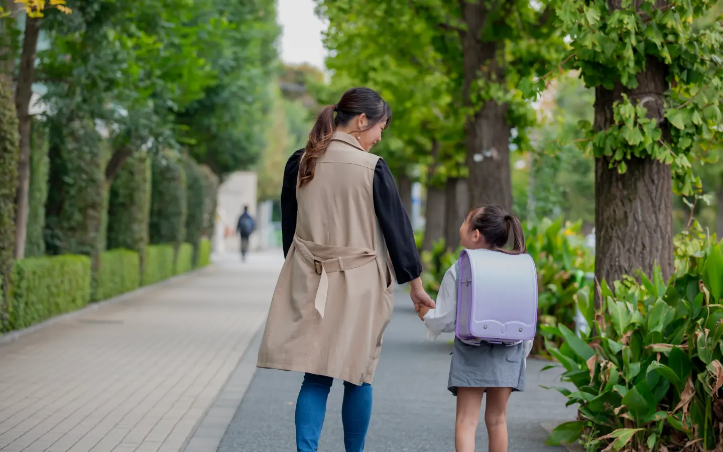 ちいさな背中が、愛おしい So small, so precious. 好奇心や夢を背負って歩む、ちいさな背中に寄り添ってかけがえのない想い出を一緒に育みます。